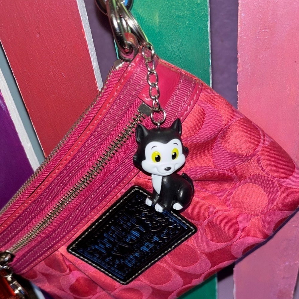 Disneys Minnie Mouse’s pet cat figaro keychain